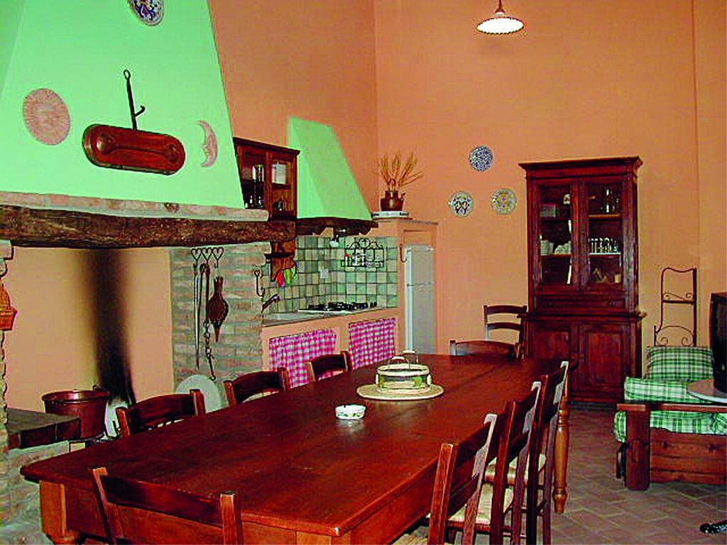 Casale Poggio Colpiccione Apartment Passignano sul Trasimeno Luaran gambar