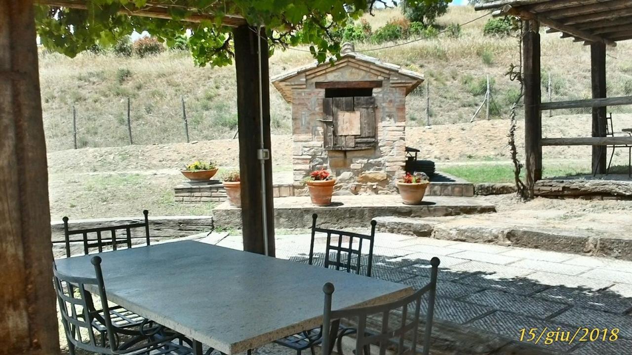 Casale Poggio Colpiccione Apartment Passignano sul Trasimeno Luaran gambar