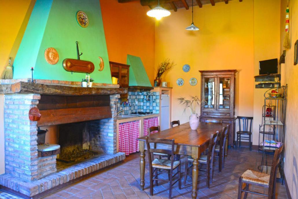 Casale Poggio Colpiccione Apartment Passignano sul Trasimeno Luaran gambar
