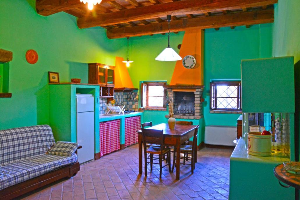 Casale Poggio Colpiccione Apartment Passignano sul Trasimeno Luaran gambar