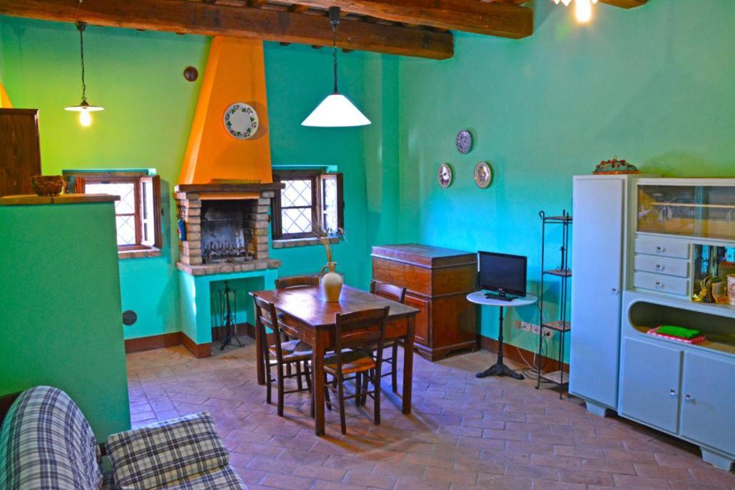 Casale Poggio Colpiccione Apartment Passignano sul Trasimeno Luaran gambar